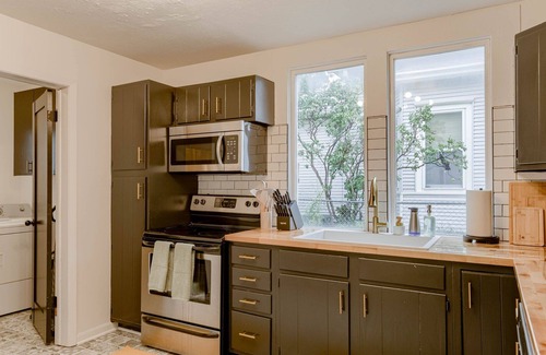 Bethany House | Beautiful 4bd with Contemporary Interior upstairs unit
