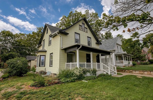 Bethany House | Beautiful 4bd with Contemporary Interior upstairs unit