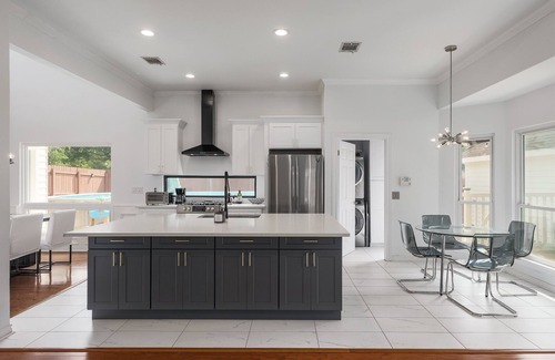 Shady Hollow House | Beautiful 4bdr with pool in South Austin