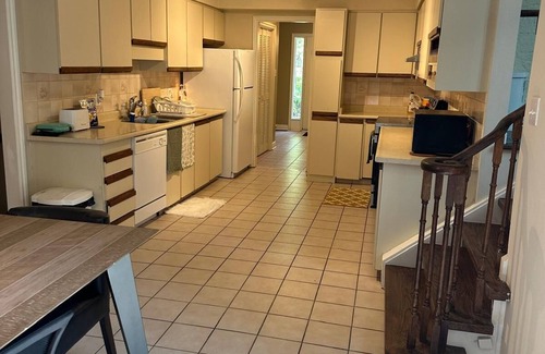 Cooksville House | Beautiful 5 Bedroom House close to Port Credit,Lakeshore Easy Access to Downtown