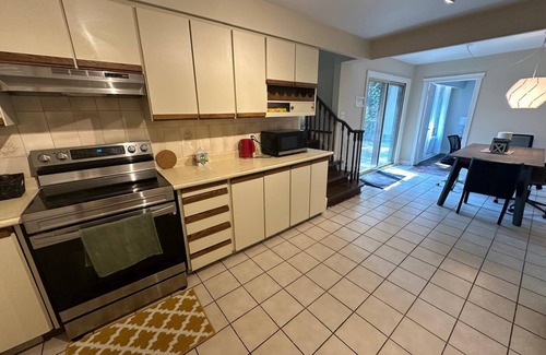 Cooksville House | Beautiful 5 Bedroom House close to Port Credit,Lakeshore Easy Access to Downtown