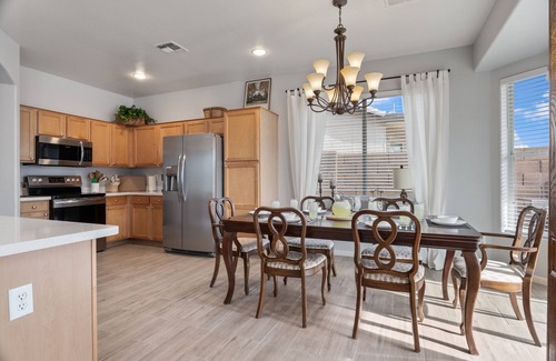 Surprise Farms House | Beautiful 5-bedroom home in Surprise with big backyard close to spring training