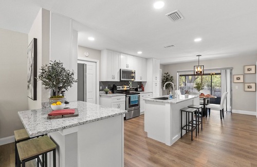 Seffner Community Alliance House | Beautiful 5 Beds, Fast Wifi/TV, Washer/Dryer
