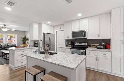 Seffner Community Alliance House | Beautiful 5 Beds, Fast Wifi/TV, Washer/Dryer