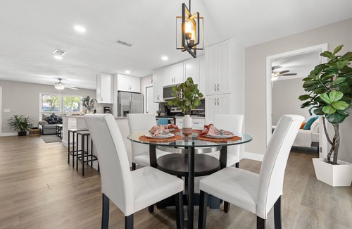 Seffner Community Alliance House | Beautiful 5 Beds, Fast Wifi/TV, Washer/Dryer