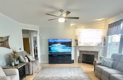 Macomb House | Beautiful 6 Bed/6 Bath Home with Theater Room & Jacuzzi