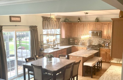 Macomb House | Beautiful 6 Bed/6 Bath Home with Theater Room & Jacuzzi