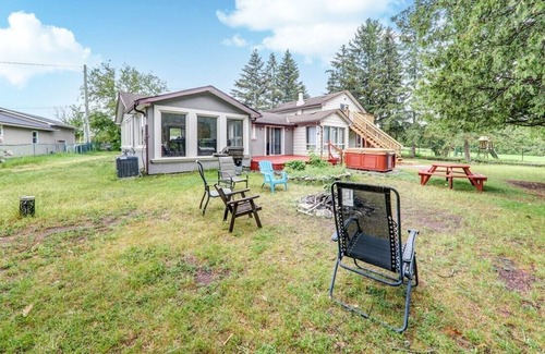 Fenelon Falls Cottage | beautiful 7 bedroom cottage waterfront