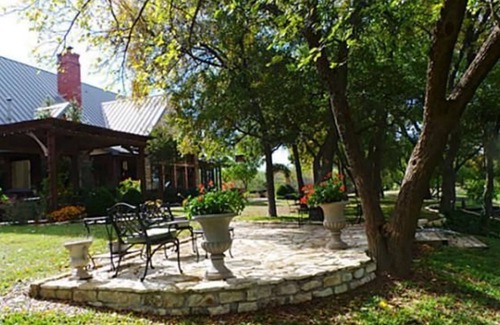 Weston House | Beautiful 80 Acre Ranch with Private Fishing Pond 45 Min drive from Dallas!