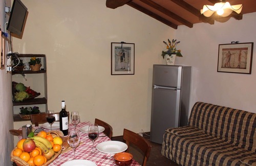 Colle di Val d'Elsa House | Beautiful apartment in villa for 2 people with pool, TV, patio, pets allowed and parking