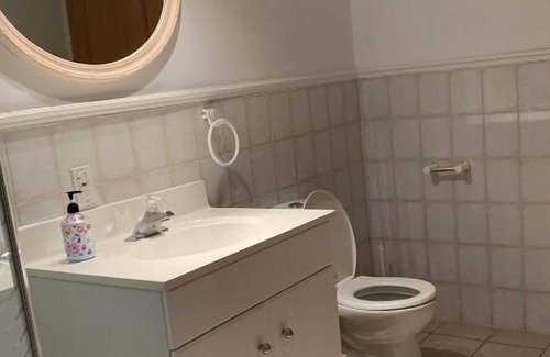 Brossard House | Beautiful and Cozy basement, 12 min to DT MTL, 5 m walk to river ,10 m to Casino