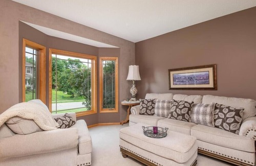 Eden Prairie House | Beautiful and Large house in great location Eden Prairie