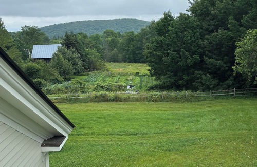 South Royalton Apartment | Beautiful and professionally decorated 1-bedroom garage apartment in Barnard!