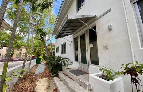 Ludlam Apartment | Beautiful and renovated with great location and parking.