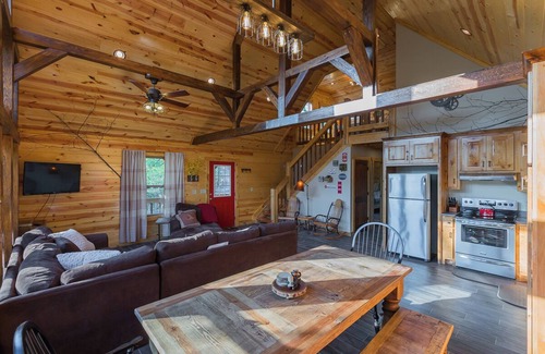 Board Camp Cabin | Beautiful and secluded cabin! 10 minutes away from Wolf Pen Gap