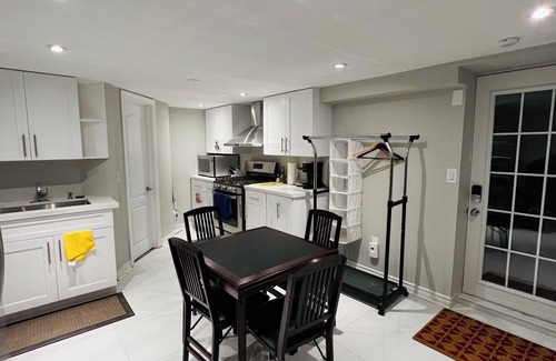 Central Erin Mills Apartment | Beautiful and Spacious Basement Guest Suite in a Prime locationnnnnnn