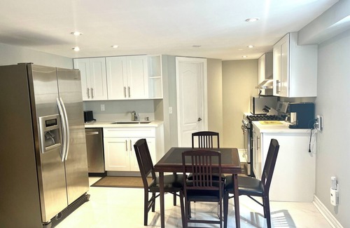 Central Erin Mills Apartment | Beautiful and Spacious Basement Guest Suite in a Prime locationnnnnnn