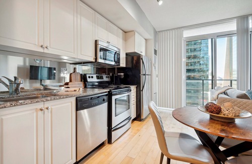Downtown Toronto Apartment | Beautiful and Stylish 1 BR Condo in DT Toronto