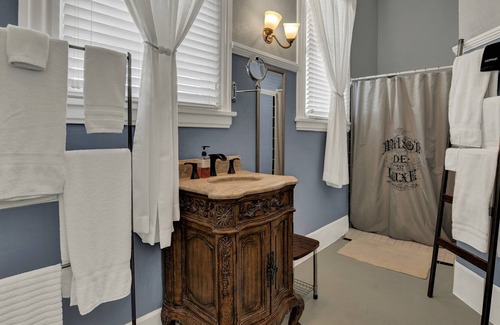 Comfort House | Beautiful and Unique Home with Fireplace and Pool!