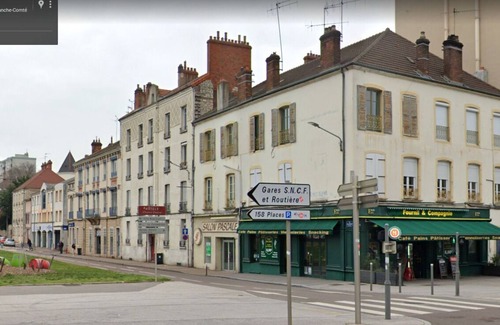 Chalon-sur-Saone Apartment | Beautiful apartment in a good location renovated to new quality bedding