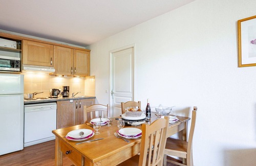Les Bottieres Apartment | Beautiful apartment for 6 guests with pool, internet, TV, balcony and parking