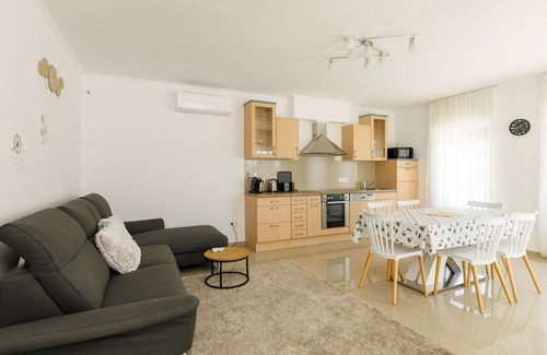 Balatonszarszo Apartment | Beautiful apartment for 5 guests with A/C, WIFI, TV, balcony and parking
