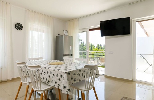 Balatonszarszo Apartment | Beautiful apartment for 5 guests with A/C, WIFI, TV, balcony and parking