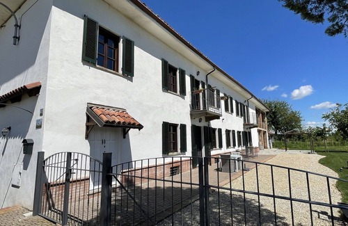 Isola d'Asti Apartment | Beautiful apartment for 4 people with WIFI, TV, terrace, panoramic view and parking, close to Asti