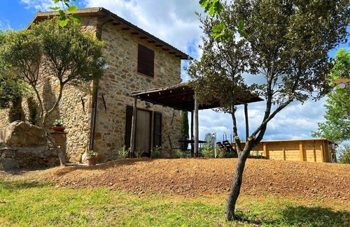 Cinigiano Apartment | Beautiful apartment for 4 guests with pool, A/C, TV, pets allowed and parking