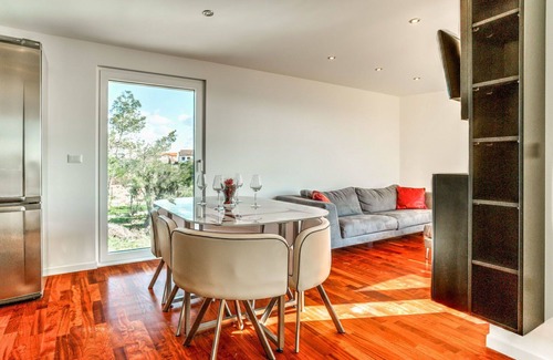 Lovrecica Apartment | Beautiful apartment for 6 people with WIFI, A/C, TV, terrace and parking