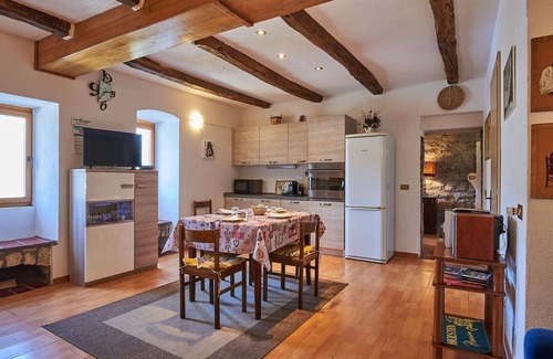 Claino Con Osteno Apartment | Beautiful apartment for 4 guests with TV and parking