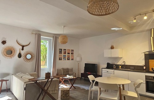 Eygalieres Apartment | Beautiful Apartment With Terrace