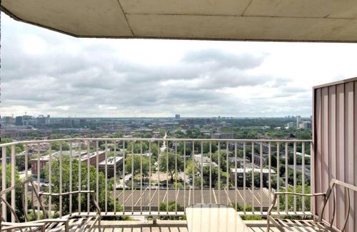 Shaughnessy Village Apartment | Beautiful APARTMENT - GORGEOUS VIEW of the city - 7 MINUTE WALK TO METRO - SELF CHECK IN