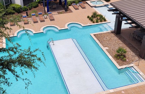 Dallas Apartment | Beautiful apartment in charming Dallas with fitness room and AC