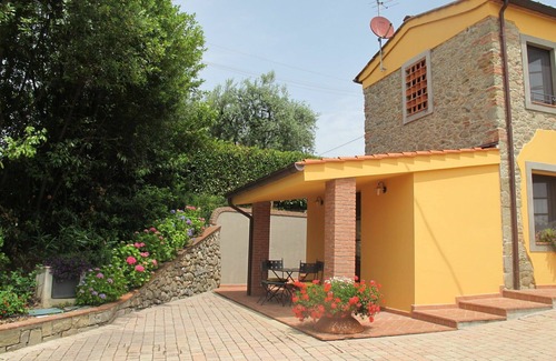 Montecarlo Villa | Beautiful apartment in villa with pool, WIFI, TV, terrace, pets allowed and panoramic view