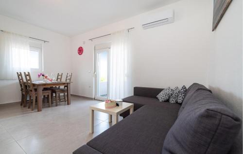 Rtina Apartment | Beautiful Apartment In Rtina With Wifi