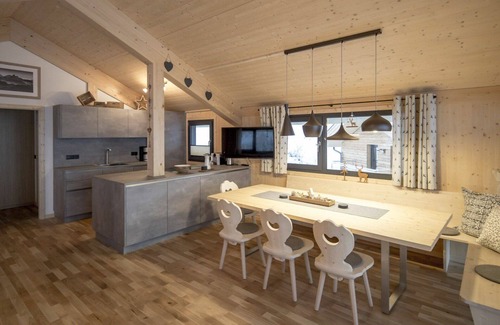 Pichl-Preunegg House | Beautiful apartment in villa for 8 guests with hot tub, WIFI, TV, terrace and parking