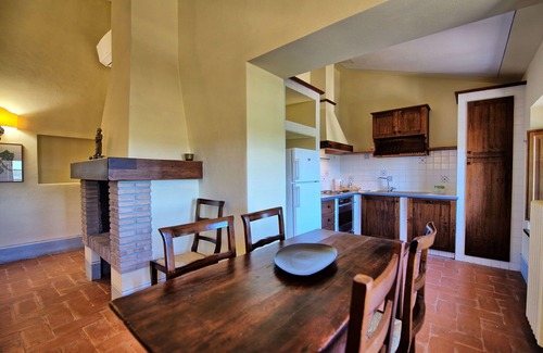 Castelnuovo Berardenga Apartment | Beautiful apartment for 2 guests with A/C, pool, TV, panoramic view and parking, close to Siena