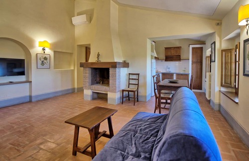 Castelnuovo Berardenga Apartment | Beautiful apartment for 2 guests with A/C, pool, TV, panoramic view and parking, close to Siena