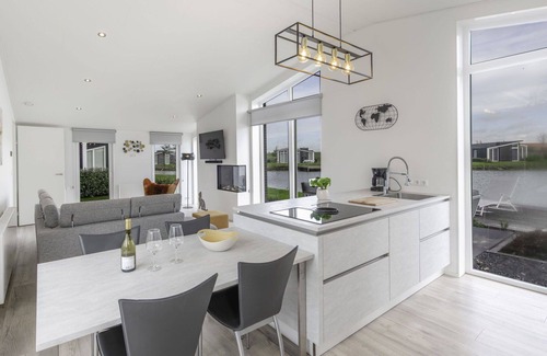 Wemeldinge House | Beautiful apartment in villa for 4 guests with WIFI, TV, terrace and parking