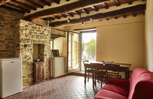 Capolona Apartment | Beautiful apartment with WIFI, pool, TV, pets allowed, panoramic view and parking, close to Arezzo