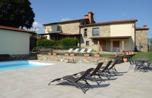 Capolona Apartment | Beautiful apartment with WIFI, pool, TV, pets allowed, panoramic view and parking, close to Arezzo