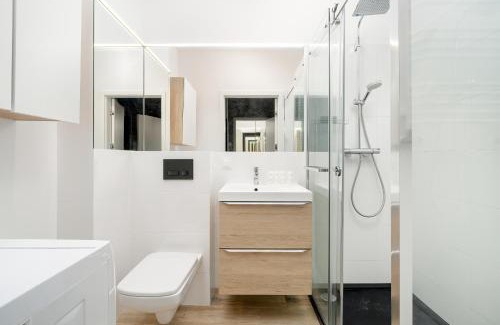 Nowe Miasto Apartment | Beautiful Apartment with Balcony & Free Garage by Noclegi Renters