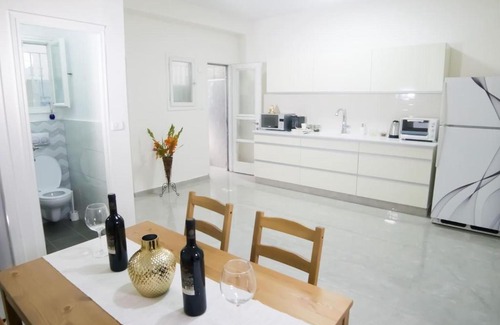 Rehavia Apartment | Beautiful Apt. In Prime Location-Rehavia / Netflix