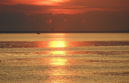 Babylon House | BEAUTIFUL BAYFRONT SUITE OVERLOOKING THE GREAT SOUTH BAY!!!