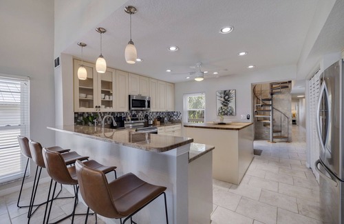Largo Condo | Beautiful beachfront property of 10 Pipers III! This 4-bedroom, 3-bathroom condo