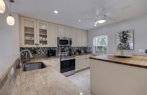 Largo Condo | Beautiful beachfront property of 10 Pipers III! This 4-bedroom, 3-bathroom condo