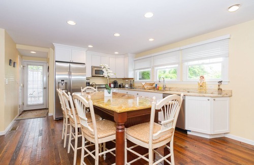 Ocean Beach House | Beautiful Beach House with Large Swimming Pool in Ocean Beach
