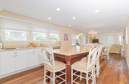 Ocean Beach House | Beautiful Beach House with Large Swimming Pool in Ocean Beach