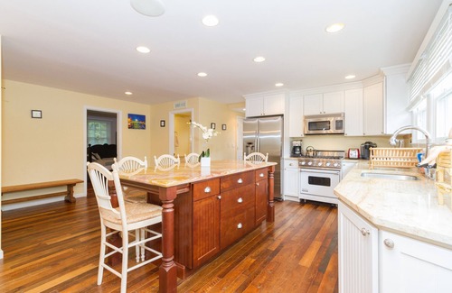 Ocean Beach House | Beautiful Beach House with Large Swimming Pool in Ocean Beach